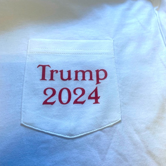 "Make No Apologies, Never Surrender" Trump 2024 Graphic Unisex Tee w/ Pocket - Picture 2 of 2